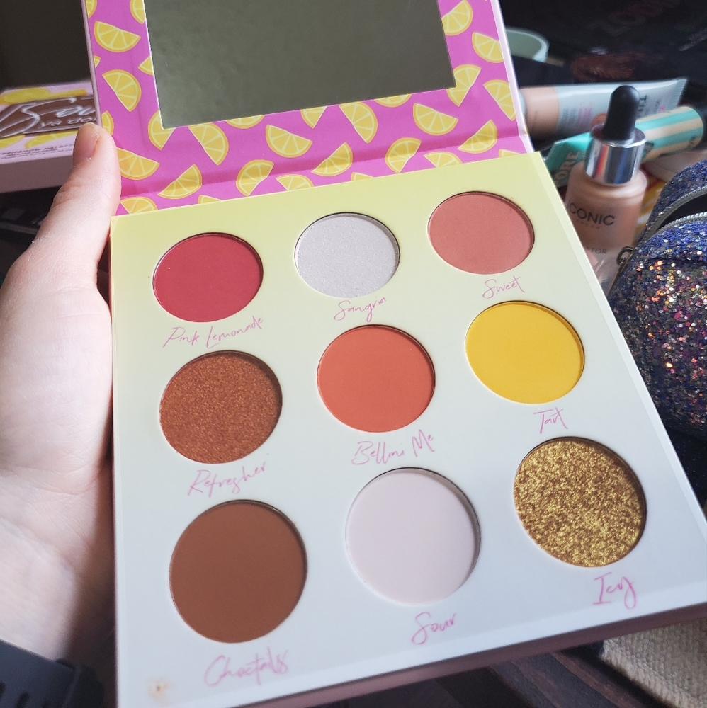 Eyeshadow palette by Beauty bakerie
